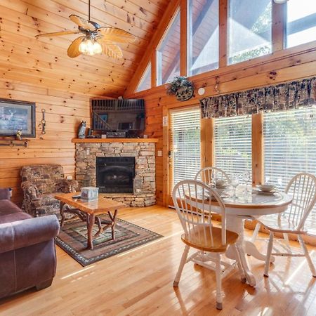 Hugs N Kisses Pool Table Hot Tub Pool Table Community Pool Close To Downtown Gatlinburg Exteriér fotografie
