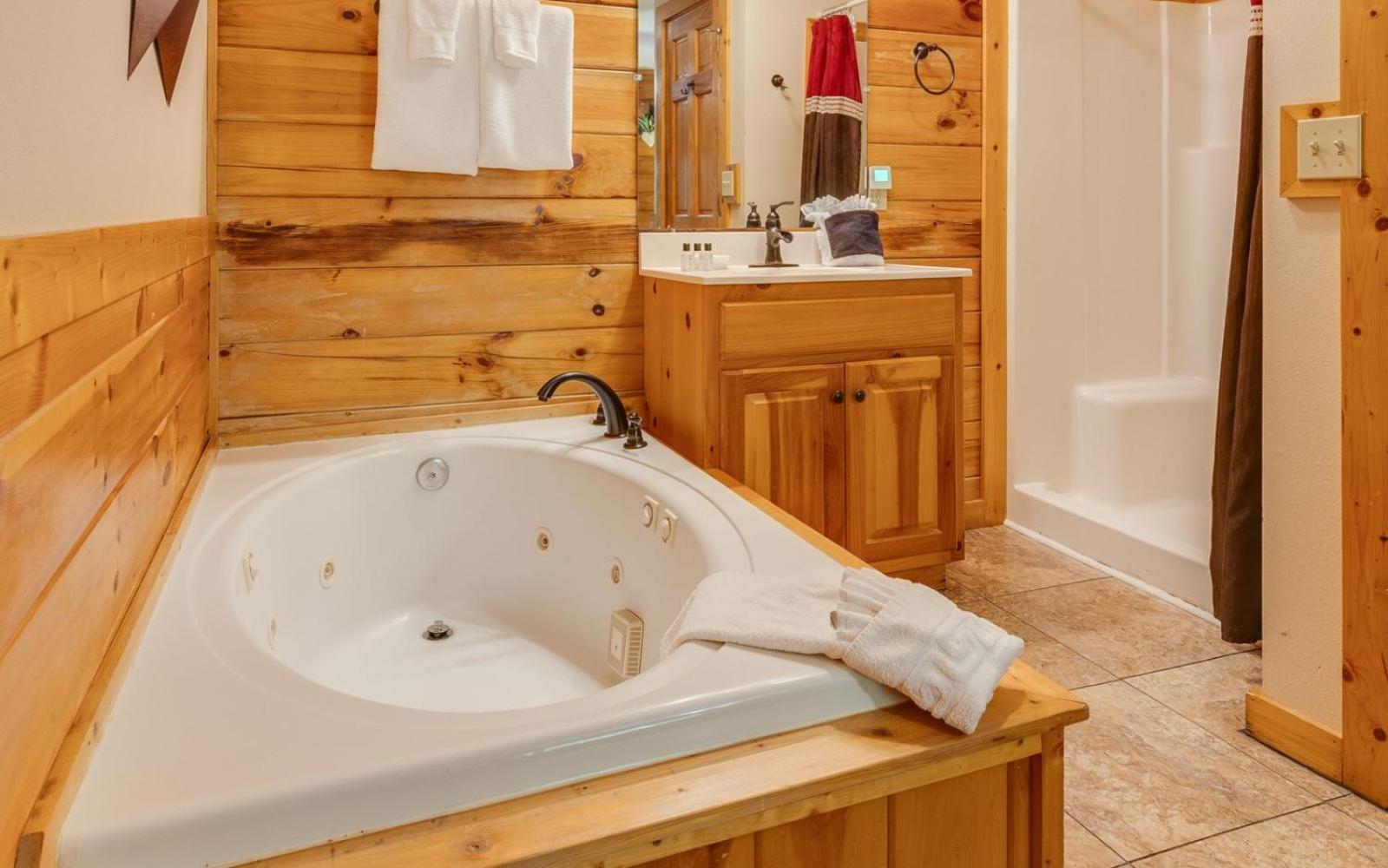 Hugs N Kisses Pool Table Hot Tub Pool Table Community Pool Close To Downtown Gatlinburg Exteriér fotografie